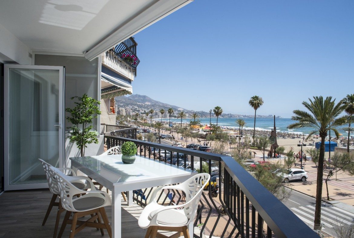 Luxurious spacious apartment by the sea